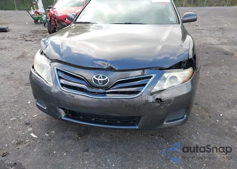 2010 Toyota Camry Le z USA, uszkodzony, nr VIN 4T4BF3EK2AR003318
